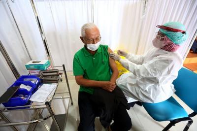 Tenaga kesehatan menyuntikan vaksinasi lanjutan (booster) Covid-19 untuk lansia di RSUD Tangerang Selatan, Pamulang, Tangerang Selatan.