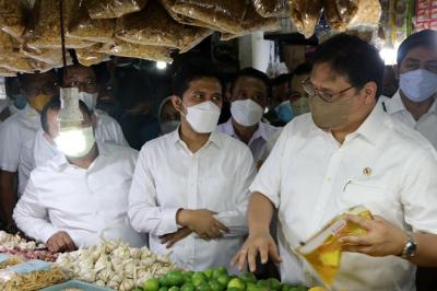 Menteri Koordinator Bidang Perekonomian, Airlangga Hartarto memantau harga minyak goreng di Pasar Wonokromo, Surabaya.
