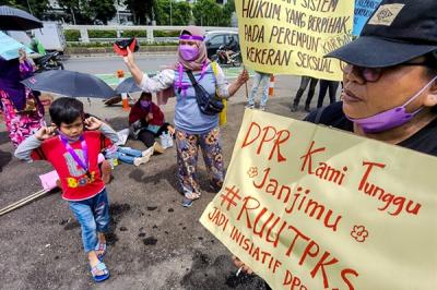 Sejumlah massa aksi yang tergabung dalam Jaringan Pembela Hak Perempuan Korban Kekerasan Seksual melakukan unjuk rasa di depan Gedung DPR.