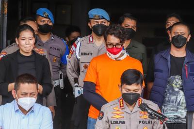 Artis sekaligus musisi Ardhito Pramono dihadirkan saat rilis penyalahgunaan Narkotika jenis ganja di Gedung Polres Jakarta Barat, Kamis (13/1/2022).