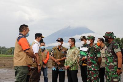 Kepala Badan Nasional Penanggulangan Bencana (BNPB) Letnan Jenderal TNI Suharyanto tiba di Lumajang pada Kamis (13/1).