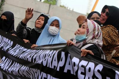 Massa dari Aliansi Rakyat Menggugat berunjuk rasa di Jakarta, Kamis (13/1/2022).