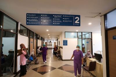 Peserta Badan Penyelenggara Jaminan Sosial (BPJS) Kesehatan antre untuk mendapatkan pelayanan di Primaya Hospital PGI Cikini, Jakarta, Rabu (12/1/2022).
