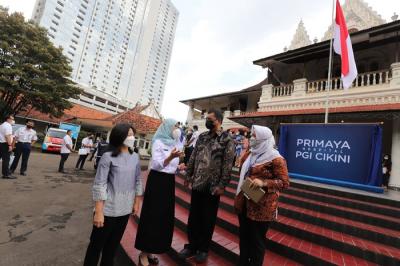 Peserta Badan Penyelenggara Jaminan Sosial (BPJS) Kesehatan antre untuk mendapatkan pelayanan di Primaya Hospital PGI Cikini, Jakarta, Rabu (12/1/2022).