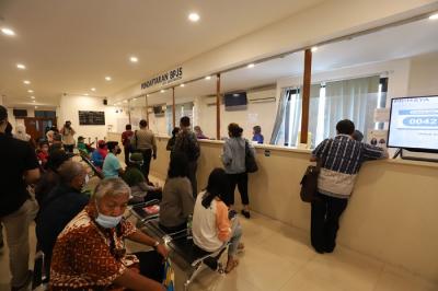 Peserta Badan Penyelenggara Jaminan Sosial (BPJS) Kesehatan antre untuk mendapatkan pelayanan di Primaya Hospital PGI Cikini, Jakarta, Rabu (12/1/2022).