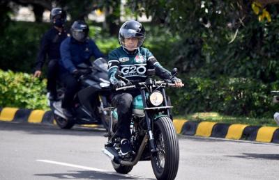 Presiden Joko Widodo mengendarai sepeda motor custom Kawasaki W175 bergaya chopper bobber tiba di Pertamina Mandalika International Street Circuit.