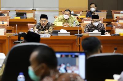 Wakil Menteri Agama Zainut Tauhid Sa'adi (kiri) mengikuti rapat kerja dengan Komisi VIII DPR di Kompleks Parlemen, Jakarta, Kamis (13/1/2022).