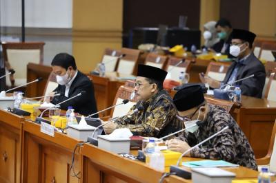 Wakil Menteri Agama Zainut Tauhid Sa'adi (kiri) mengikuti rapat kerja dengan Komisi VIII DPR di Kompleks Parlemen, Jakarta, Kamis (13/1/2022).
