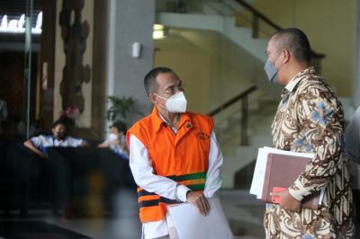 Tersangka Plt Kadis PU pada Dinas PUPRT Kabupaten Hulu Sungai Utara Maliki usai menjalani pemeriksaan di Gedung KPK, Jakarta, Kamis (13/1/2022).