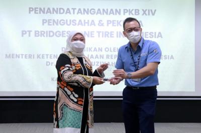 Menaker Ida Fauziyah juga mengapresiasi atas segala upaya Bridgestone dalam membantu pemerintah menanggulangi pandemi Covid-19.