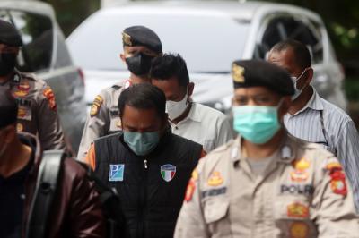 Sejumalah orang yang terjaring Operasi Tangkap Tangan (OTT) oleh KPK tiba di Gedung Merah Putih KPK, Jakarta, Kamis (13/1/2022).