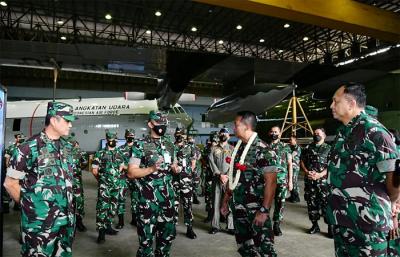 Kasau Marsekal TNI Fadjar Prasetyo mendampingi kunjungan Panglima TNI Jenderal TNI Andika Perkasa, meninjau kesiapan operasional skadron move.