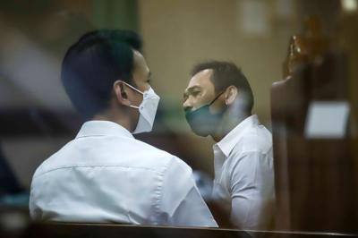 Foto double eksposure menampilkan Musisi Jerinx SID dan Adam Deni saat menjalani sidang kasus pengancaman melalui media elektronik di PN Jakarta Pusat.
