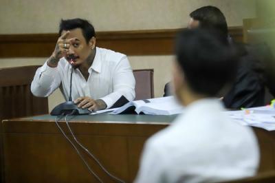 Foto double eksposure menampilkan Musisi Jerinx SID dan Adam Deni saat menjalani sidang kasus pengancaman melalui media elektronik di PN Jakarta Pusat.