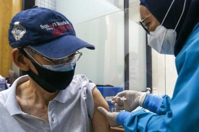 Puskesmas Kecamatan Cilandak turut menjalankan proses vaksinasi booster serentak yang diprioritaskan bagi lansia, di Jakarta, Rabu (12/1/2022).