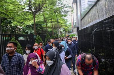 Sejumlah karyawan berhamburan keluar gedung saat terjadi gempa di Jakarta, Jumat (14/1/2022).