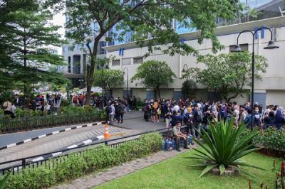 Sejumlah karyawan berhamburan keluar gedung saat terjadi gempa di Jakarta, Jumat (14/1/2022).