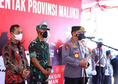Kapolri Jenderal Listyo Sigit Prabowo meninjau secara langsung kegiatan akselerasi vaksinasi massal di Provinsi Maluku.