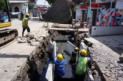 Sejumlah pekerja melakukan perbaikan drainase dan gorong-gorong di kawasan Semarang Utara, Jawa Tengah, Jumat (14/1/2022).