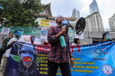 Sejumlah massa aksi yang tergabung dalam Aliansi Mahasiswa Islam (AMI) menggelar aksi didepan Kedutaan Besar China, Jakarta Selatan, Jumat (14/1/2022).
