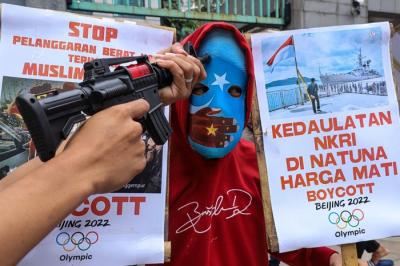 Sejumlah massa aksi yang tergabung dalam Aliansi Mahasiswa Islam (AMI) menggelar aksi didepan Kedutaan Besar China, Jakarta Selatan, Jumat (14/1/2022).
