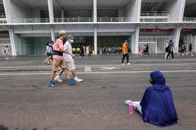 Warga berolahraga di kawasan Stadion Utama Gelora Bung Karno (SUGBK), Senayan, Jakarta Pusat, Sabtu (15/1/2022).