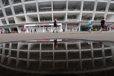 Warga berolahraga di kawasan Stadion Utama Gelora Bung Karno (SUGBK), Senayan, Jakarta Pusat, Sabtu (15/1/2022).