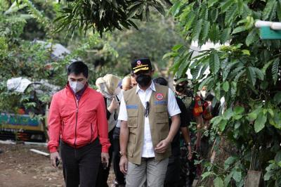 Kepala BNPB Letjen TNI Suharyanto melakukan peninjauan lokasi terdampak gempabumi M 6,6 di wilayah Kabupaten Pandeglang, Banten, Sabtu (15/1).