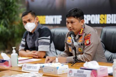Aktor sekaligus komika Fico Fachriza dihadirkan saat rilis kasus narkotika di Polda Metro Jaya, Jakarta Selatan, Jumat (14/1/2022).