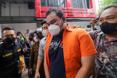 Aktor sekaligus komika Fico Fachriza dihadirkan saat rilis kasus narkotika di Polda Metro Jaya, Jakarta Selatan, Jumat (14/1/2022).