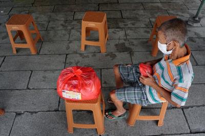 Warga Tionghoa membagikan angpao dan sembako kepada 1.000 lansia di Kelenteng Tay Kak Sie, Gang Lombok, Semarang, Jawa Tengah, Sabtu (15/1/2022).