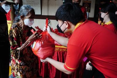 Warga Tionghoa membagikan angpao dan sembako kepada 1.000 lansia di Kelenteng Tay Kak Sie, Gang Lombok, Semarang, Jawa Tengah, Sabtu (15/1/2022).
