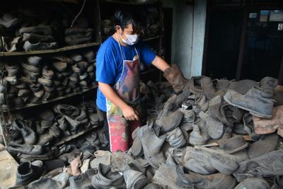 Warga merestorasi limbah sepatu proyek yang akan dijual kembali di kawasan Gunung Sindur, Bogor, Sabtu (15/1/2022).