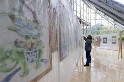 Pengunjung melihat sejumlah karya seni dalam gelaran Jakarta Biennale yang berlangsung di Rumah Kaca Taman Menteng, Jakarta Pusat, Sabtu (15/1/2022).
