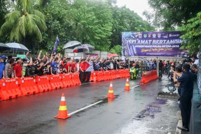 treet Race Polda Metro Jaya di Jalan Inspeksi Kali Ancol, Jakarta Utara, Minggu (16/1/2022).