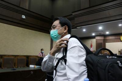 Terdakwa Mantan Wakil ketua DPR RI Azis Syamsuddin menjalani sidang di Pengadilan Tipikor, Jakarta, Senin (17/1/2022).