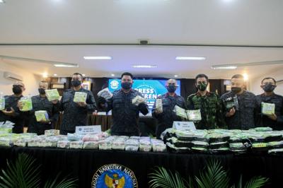 Kepala Badan Narkotika Nasional Petrus Reinhard Golose (tengah) saat menunjukan barang bukti narkoba jenis sabu di Kantor BNN, Jakarta, Senin (17/1/2022).