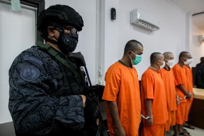 Kepala Badan Narkotika Nasional Petrus Reinhard Golose (tengah) saat menunjukan barang bukti narkoba jenis sabu di Kantor BNN, Jakarta, Senin (17/1/2022).