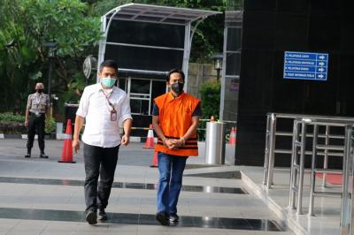 Bupati Penajam Paser Utara, Kalimantan Timur Abdul Gafur Mas'ud gunakan baju tahanan menjalani pemeriksaan di Gedung KPK, Jakarta, senin (17/1/2022).
