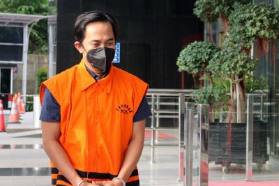 Bupati Penajam Paser Utara, Kalimantan Timur Abdul Gafur Mas'ud gunakan baju tahanan menjalani pemeriksaan di Gedung KPK, Jakarta, senin (17/1/2022).