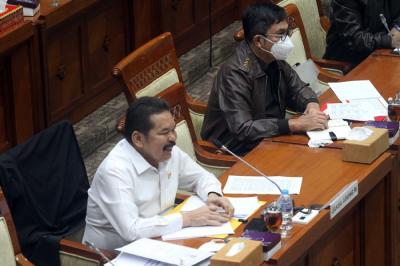 Jaksa Agung ST Burhanuddin (kanan) dan Wakil Jaksa Agung Agung Sunarta (kiri) mengikuti rapat kerja dengan Komisi III DPR di Kompleks Parlemen.