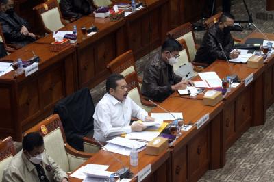 Jaksa Agung ST Burhanuddin (kanan) dan Wakil Jaksa Agung Agung Sunarta (kiri) mengikuti rapat kerja dengan Komisi III DPR di Kompleks Parlemen.