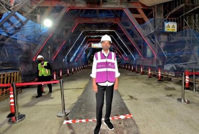 Presiden Joko Widodo meninjau langsung perkembangan konstruksi Kereta Cepat Jakarta-Bandung (KCJB) berupa terowongan (tunnel) dua.