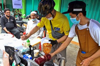 Barista membimbing pembeli yang ingin meramu sendiri kopi pada program Terjun Langsung di kedai Toki-Toki Slow Bar Coffee Stand.