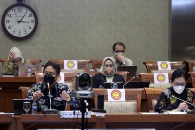 Menteri Kesehatan Budi Gunadi Sadikin mengikuti rapat kerja dengan Komisi IX di Kompleks Parlemen, Senayan, Jakarta, Senin (17/1/2022).