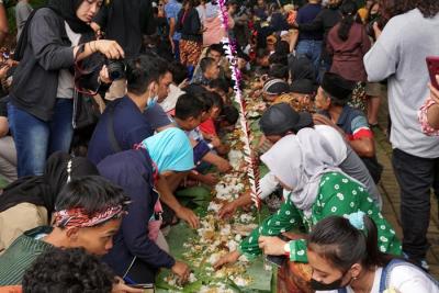 Ratusan warga ikut menyemarakkan Tradisi Nyadran Kali di Desa Kandri, Kecamatan Gunungpati, Kota Semarang, Jawa Tengah, Minggu (16/1/2022).