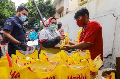 Warga antre minyak goreng murah di depan Kantor Kecamatan Johar Baru, Jakarta Pusat, Senin (17/1/2022).