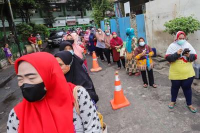 Warga antre minyak goreng murah di depan Kantor Kecamatan Johar Baru, Jakarta Pusat, Senin (17/1/2022).