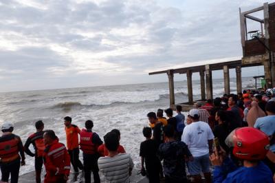 Tim SAR melakukan pencarian korban tenggelam di Pantai Anging Mamiri, Kelurahan Tanjung Bayang, Kecamatan Tallo, Kota Makassar, Minggu (16/1/2022).