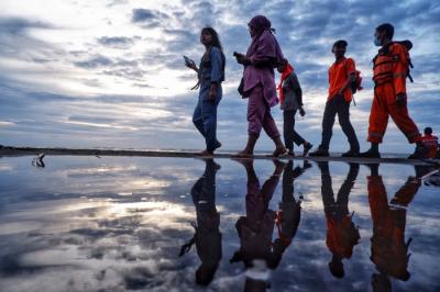 Tim SAR melakukan pencarian korban tenggelam di Pantai Anging Mamiri, Kelurahan Tanjung Bayang, Kecamatan Tallo, Kota Makassar, Minggu (16/1/2022).